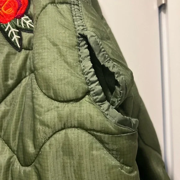 vintage army surplus jacket. With embroidered patches seen on front and back - Picture 5 of 6